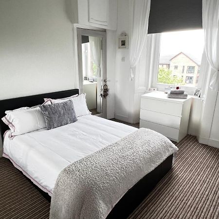 1 Bedroom Flat In Tolcross, Glasgow Top Floor. Экстерьер фото