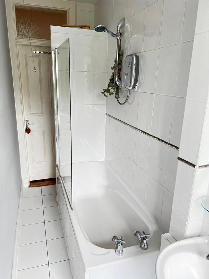 1 Bedroom Flat In Tolcross, Glasgow Top Floor. Экстерьер фото