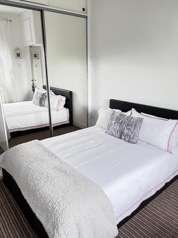 1 Bedroom Flat In Tolcross, Glasgow Top Floor. Экстерьер фото