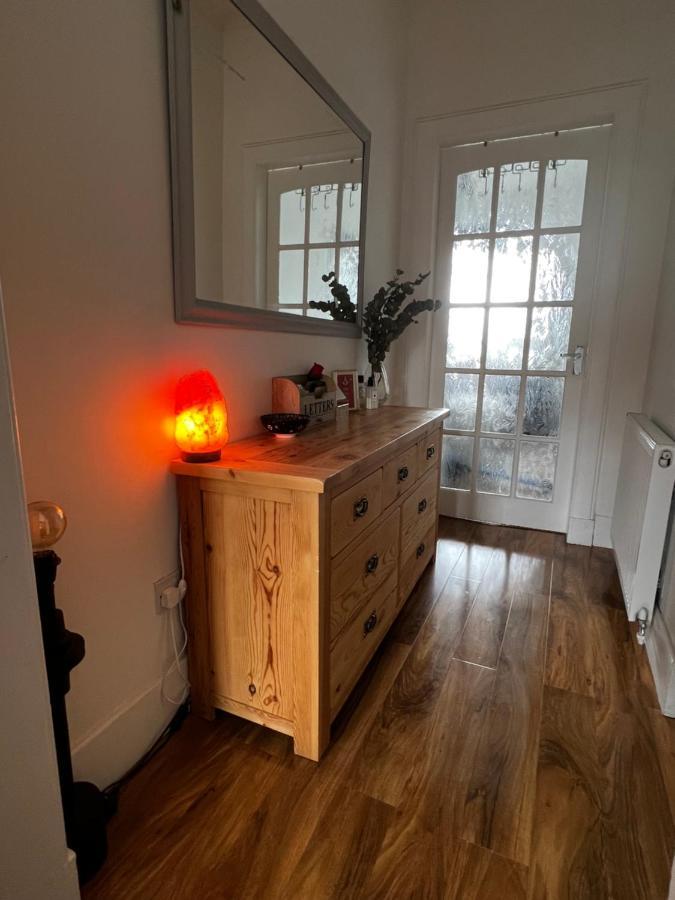 1 Bedroom Flat In Tolcross, Glasgow Top Floor. Экстерьер фото